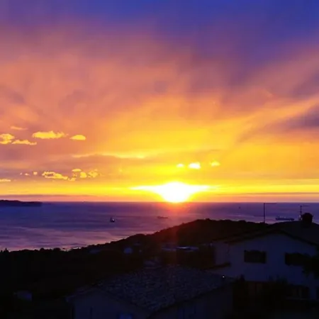 Blue Sky - Hrvatini アパート *