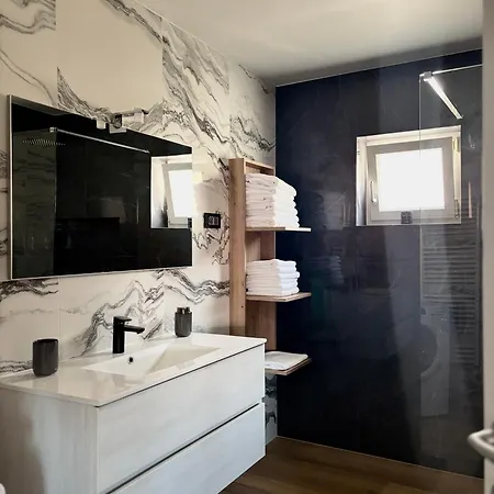 Blue Sky - Hrvatini Apartma *